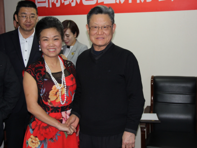 白世音光博与联合国原副秘书长、国际绿色经济协会名誉会长沙祖康合影和交流