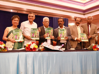 (左起)白世音、K R Venugopal、N R Shetty、V Sivaram、等嘉宾在主席台合影